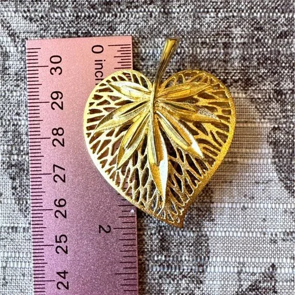 Vintage Gold-Tone Leaf-Shaped Brooch Pin With Intricate Filigree Design MCM - Picture 4 of 6